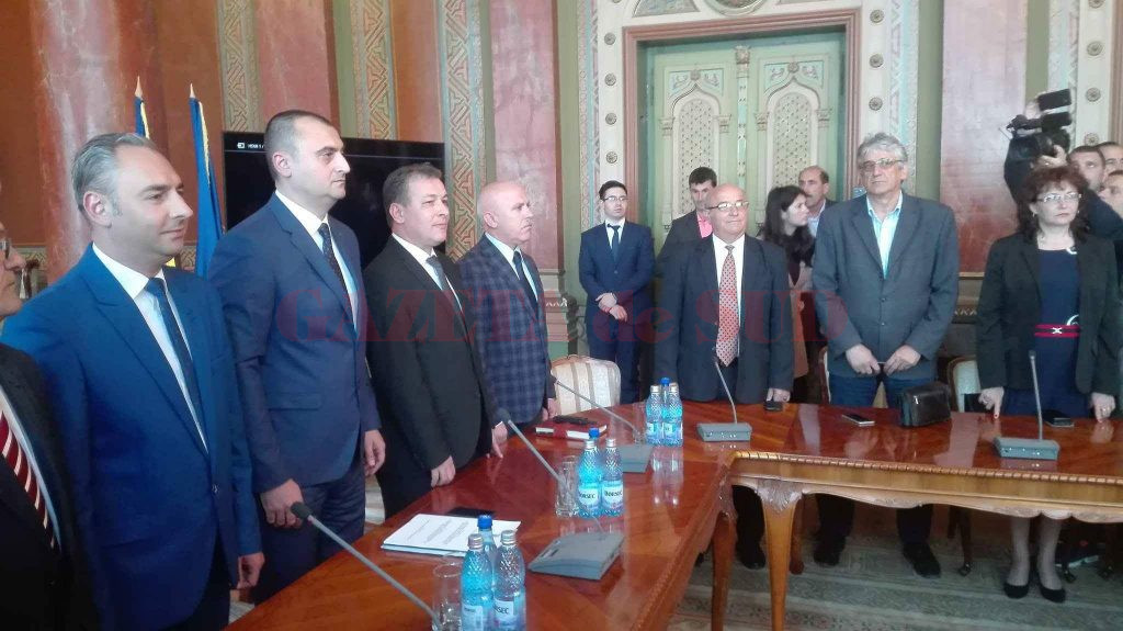 Prefectul Ciprian Florescu (primul din stânga) a depus jurământul 