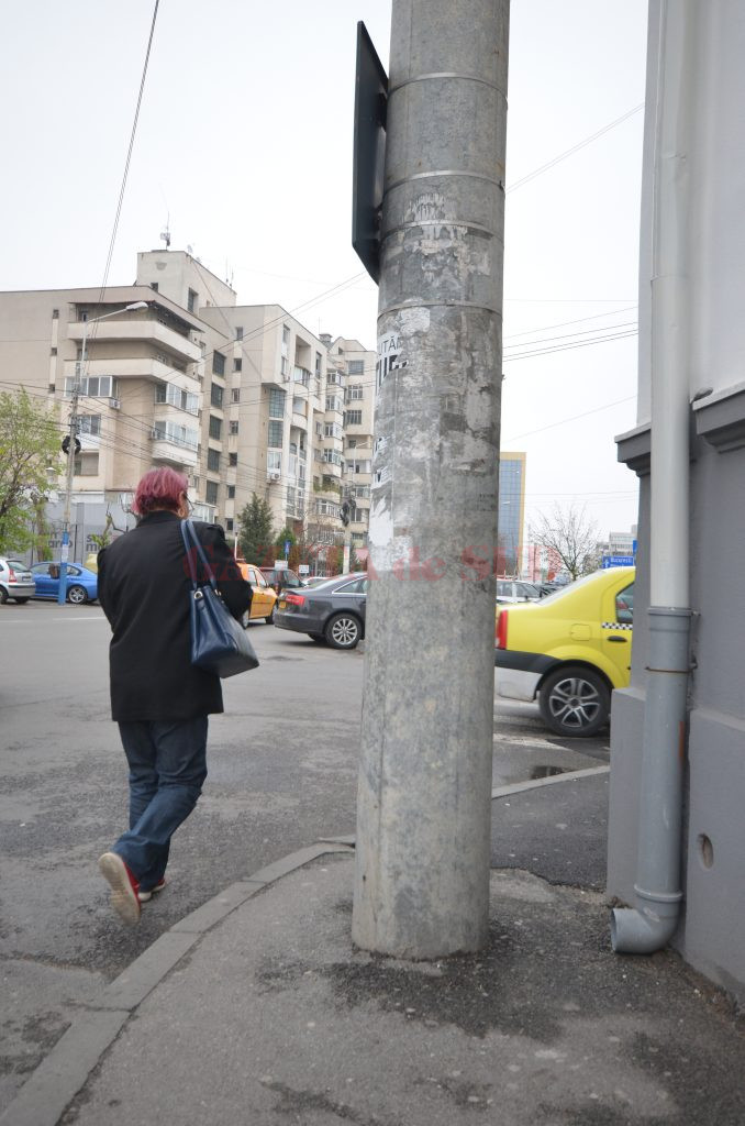 Stâlp în mijlocul trotuarului, la intersecția a trei străzi din centrul Craiovei (Foto: Lucian Anghel)