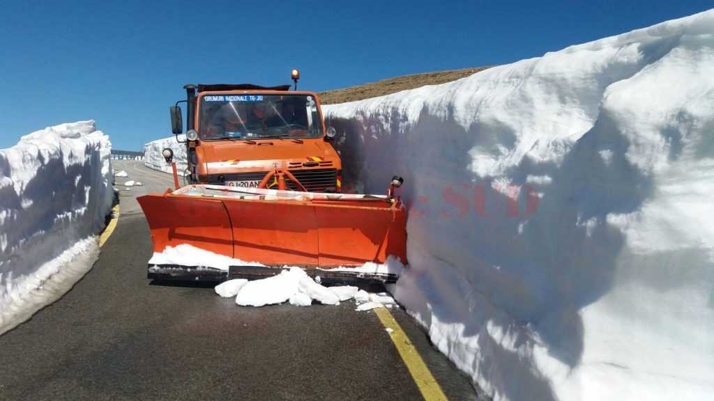 Lucrările de deszăpezire au fost suspendate temporar