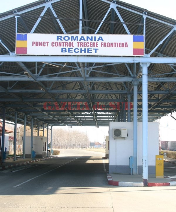 Anchetatorii au stabilit că albanezul a încercat să mituiască un agent și un ofițer de poliție de frontieră de la Bechet pentru a intra în România (Foto: Arhiva GdS)