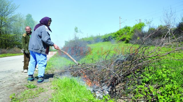 Vegetația uscată poate fi arsă doar cu permis de lucrul cu focul, care se obține de la primărie (Foto: Bogdan Grosu)