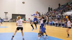 Cristina Zamfir (în albastru, la minge) este jucătoarea care a înscris cele mai multe goluri în acest sezon din Liga Naţională (foto: arhivă GdS)