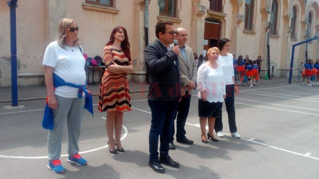 Directorul Colegiului Național „Carol I”, Angel-Cristian Staiculescu, a oficiat festivitatea de deschidere în prezența profesorilor de educație fizică de la cele două colegii. La eveniment a fost prezent și Alin Vancea, inspector şcolar de specialitate educaţie fizică şi sport în cadrul Inspectoratului Școlar Județean Dolj (foto: Daniela Mitroi-Ochea)
