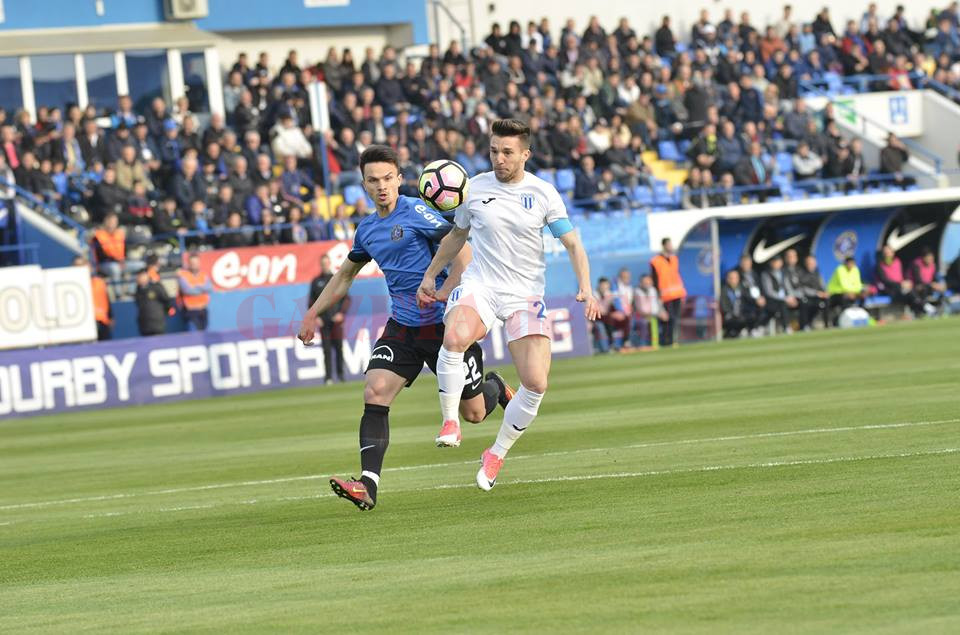 Alex Băluţă (în alb) trebuie să câştige duelul cu fostul său coleg Cristi Ganea în disputa de duminică (Foto: csuc.ro)