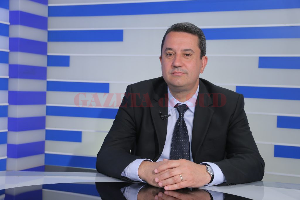 Cristi Spulbăr, profesor universitar la FEAA, a explicat la emisiunea „Economia Sudului“ de la Alege TV avantajele și dezavantajele mai multor tipuri de investiții (Foto: Lucian Anghel)