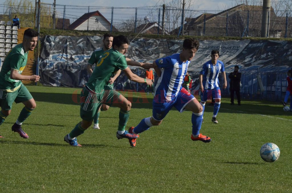 Alex Popescu (la minge) şi colegii săi susţin astăzi ultimul joc din sezonul 2016-2017 al Ligii a III-a (Foto: Alexandru Vîrtosu)