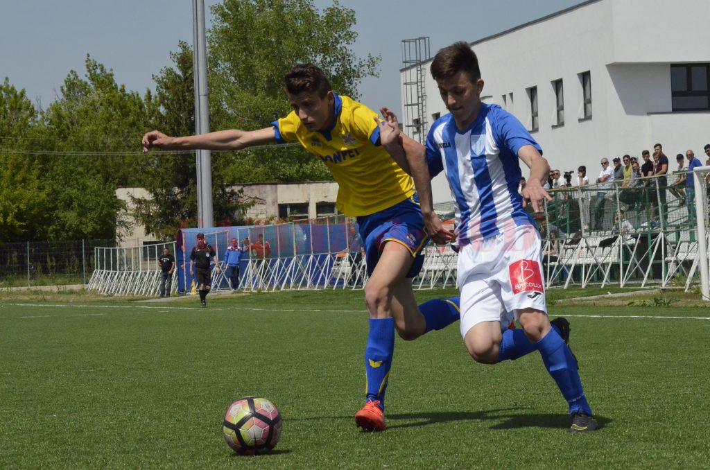 Alex Gârbiţă (alb-albastru) a fost vioara întâi în meciul cu Petrosport Ploieşti (Foto: Alexandru Vîrtosu)