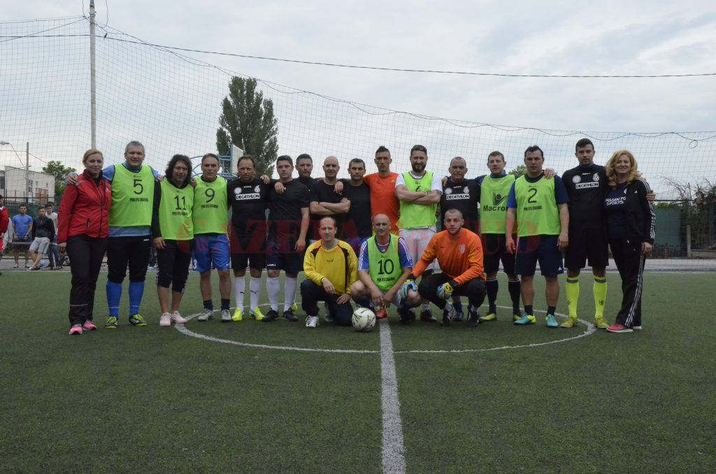 Foştii colegi şi foştii studenţi ai lui George Călinescu l-au cinstit pe reputatul antrenor cu un fotbal pe teren redus (Foto: Alexandru Vîrtosu)