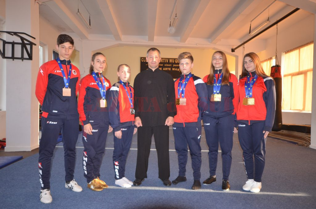 Antrenorul Silviu Obeanu alături de medaliaţii de la Clubul Wu Quan Li (Foto: Bogdan Grosu)