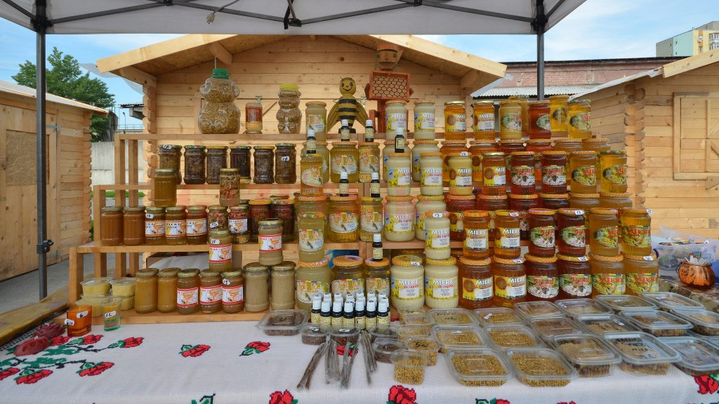 Oferta de miere a fost variată la Târgul de produse tradiţionale româneşti (Foto: Bogdan Grosu) 