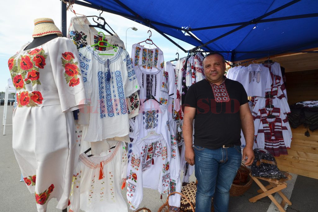 Sebastian a adus la „Târgul de produse tradiţionale româneşti“ costume populare lucrate manual în Ardeal (Foto: Bogdan Grosu)