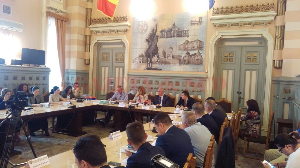 În ședința de joi a Consiliului Județean Dolj s-au iscat discuții pe seama banilor necheltuiți și a posturilor noi care se vor înființa la Biblioteca Județeană „Alexandru și Aristia Aman“ (Foto: Marian Apipie)