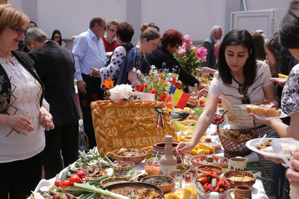 Vizitatorii au degustat mâncărurile prezentate la „Dolju-n bucate“ (Foto: Lucian Anghel)
