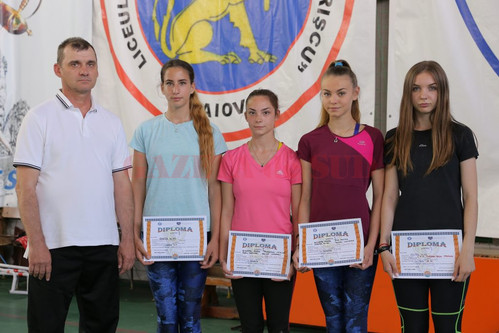 Antrenorul Nicuşor Bugiulescu alături de patru dintre medaliatele de la LPS „Petrache Trişcu“ (Foto: Lucian Anghel)