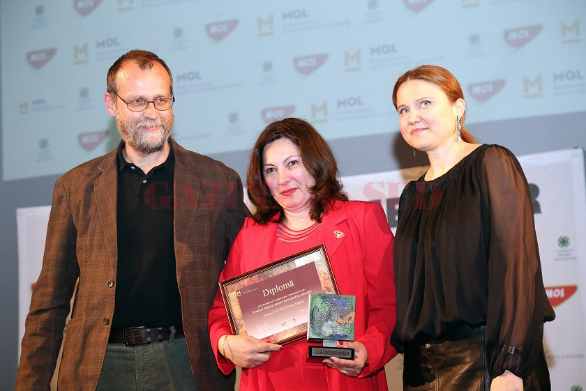 Elena Valeria Teoteoi (centru) este profesor de chimie la Colegiul Naţional „Tudor Vladimirescu“ din Târgu Jiu