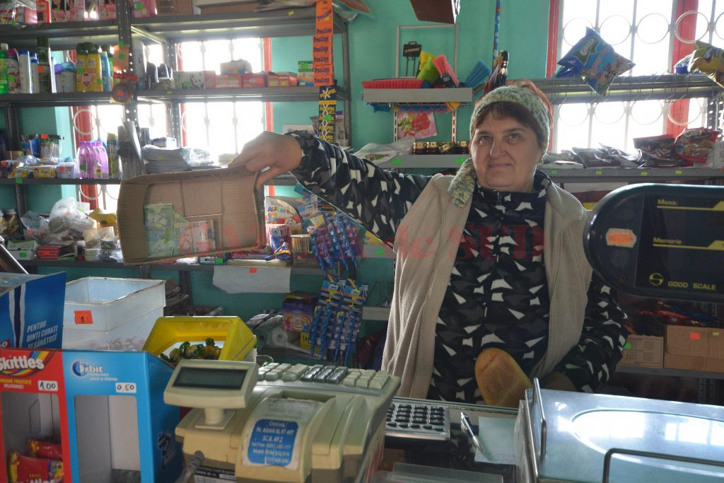 Violeta Cicoare din Racarii de Sus.jpg/Caption: Violeta Cicoare spunea că de la prima oră a dimineții și până la ora 11.00 încasase doar 20 de lei din vânzarea produselor din magazinul ei (Foto: Bogdan Grosu)