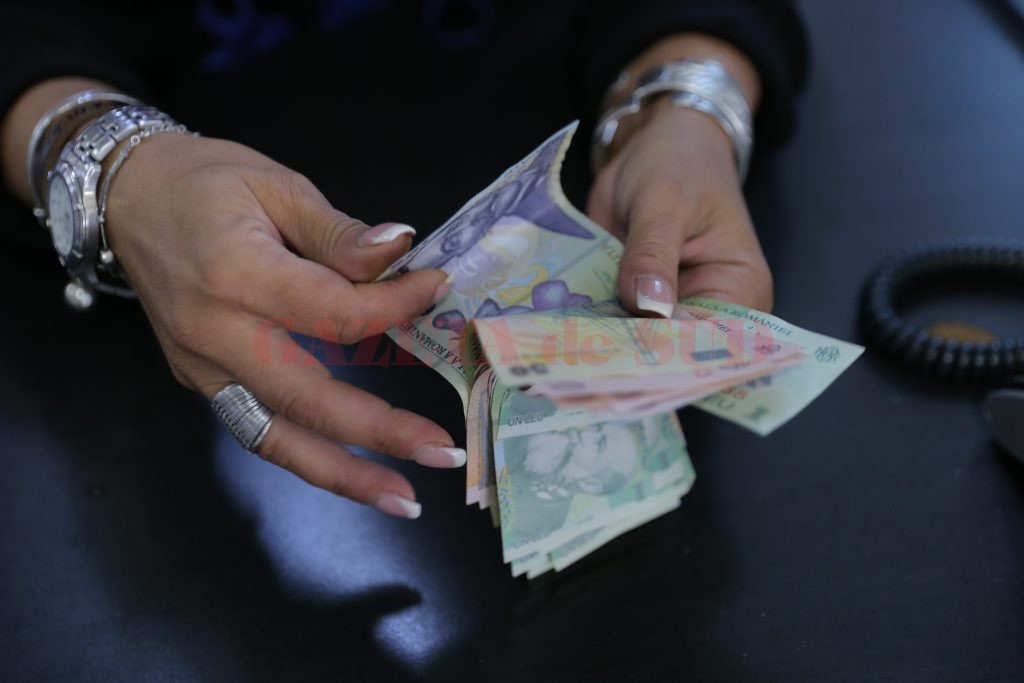 Guvernul vrea să oblige anumite firme private să plătească la stat contribuții mai mari decât se cuvine pentru angajați