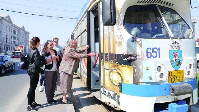 Pentru că unele peroane sunt prea înguste, iar distanța dintre ele și scara vagonului prea mare, mulți călători au probleme cu urcarea și coborârea din tramvai (Foto: arhiva GdS)