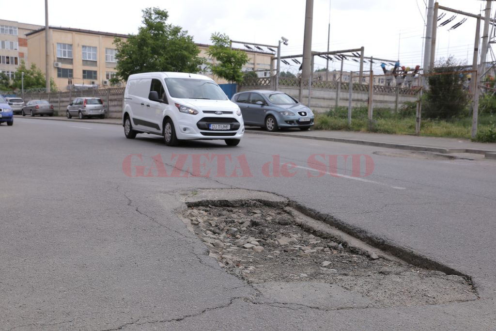 Groapă lăsată în mijlocul carosabilului pe strada Victor Papilian (Foto: Lucian Anghel)