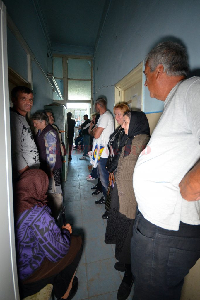 Mai mulți fermieri au stat luni la cozi, la APIA, ore în șir (Foto: Bogdan Grosu)