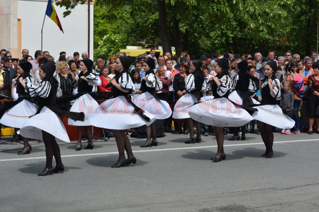 Cele mai bune ansambluri din Gorj au prezentat spectacole