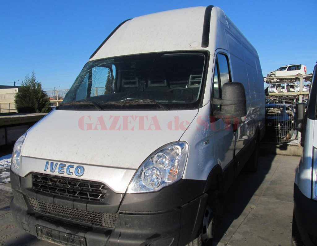 Doi dintre inculpați au fost prinși de oamenii legii după ce furaseră din Craiova o autoutilitară Iveco