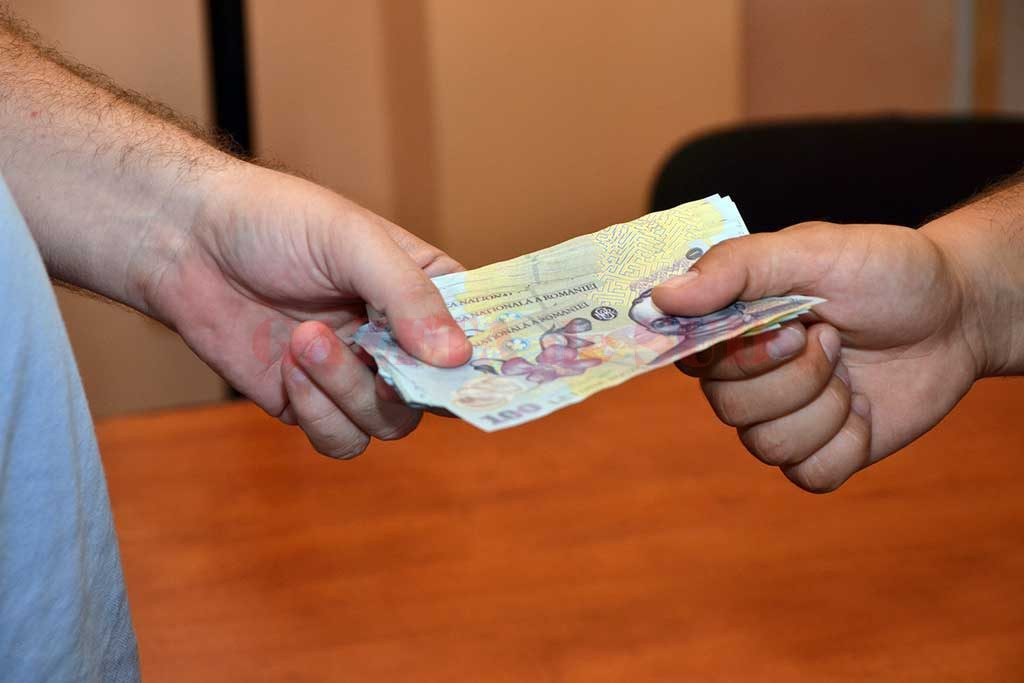 Anchetatorii au stabilit că agentul Constantin a luat 600 de lei mită pentru a „aranja“ un dosar penal