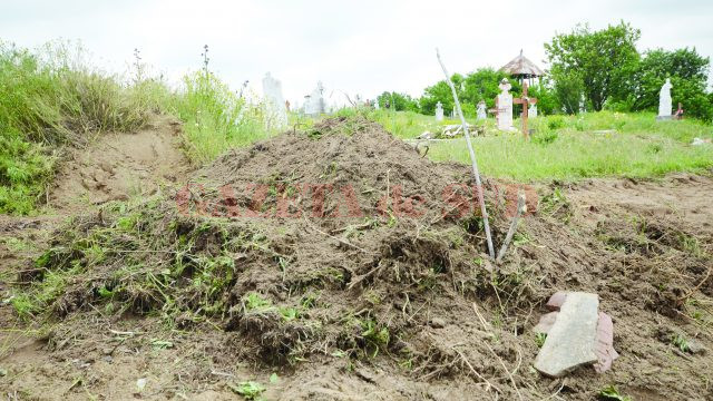 Așa arată mormântul celor doi bătrâni, amenajat la marginea cimitirului cu utilajul Primăriei Dobrești (Foto: Bogdan Grosu)