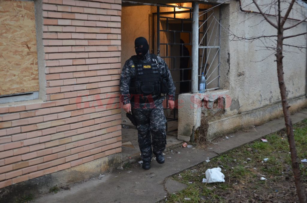 Polițiștii de la Secția 6 Craiova, însoțiți de luptători ai Serviciului de Acțiuni Speciale, au descins la locuințele unor persoane bănuite de comiterea unui furt dintr-o locuință
