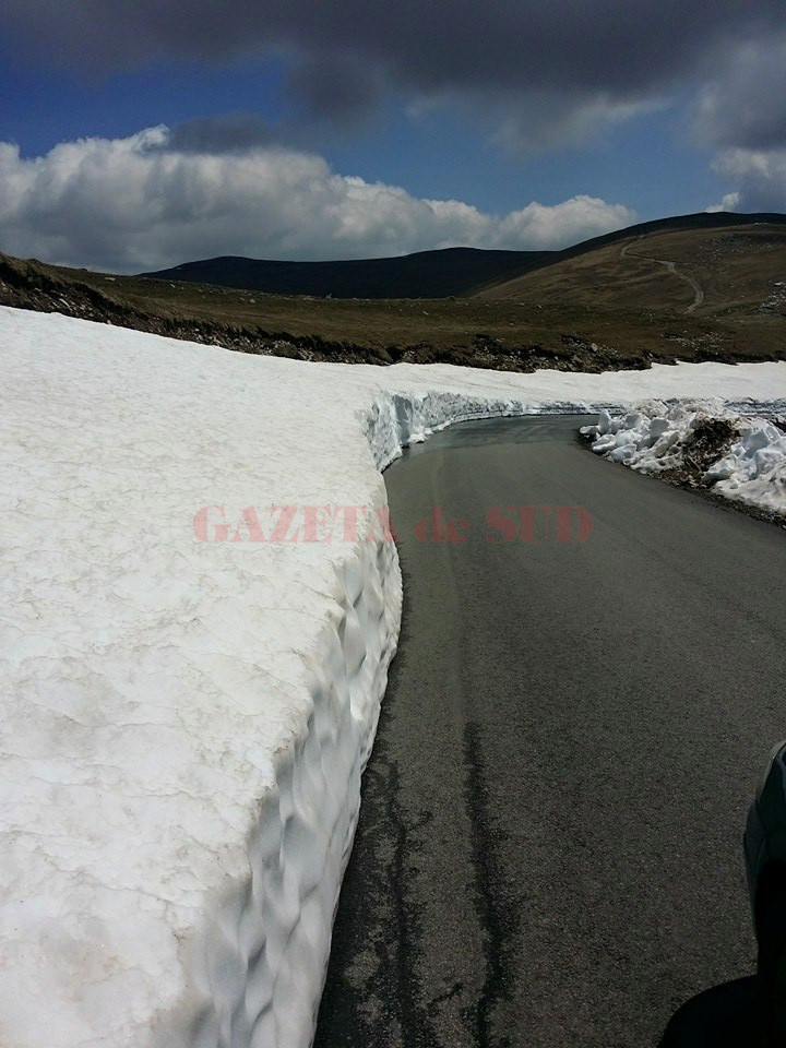 Ploile au ajutat topirea zăpezii pe Transalpina