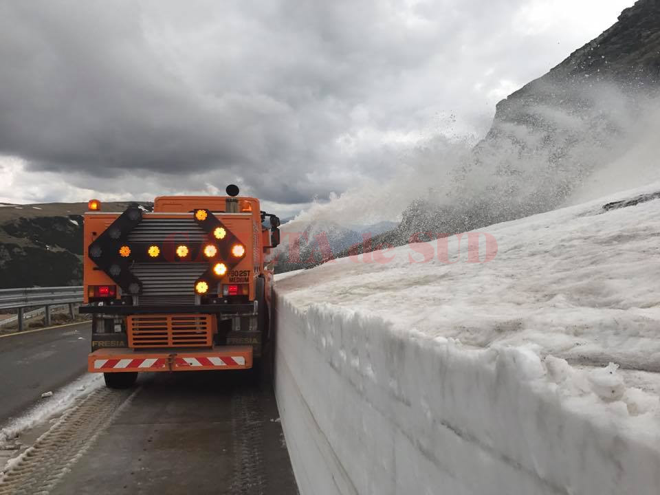 Utilajele acţionează pe Transalpina pentru eliminarea zăpezii şi a stâncilor