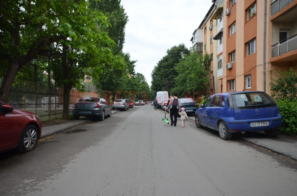 Mașinile parcate pe trotuar, pietonii pe carosabil (Foto: Bogdan Grosu)