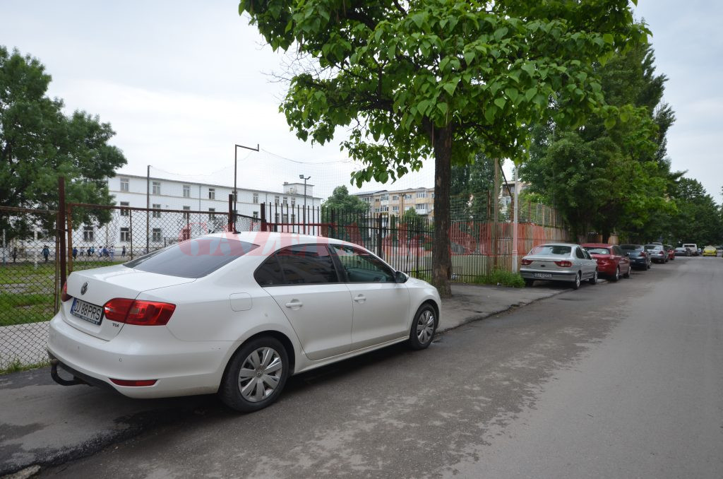 Trotuarele orașului Craiova folosite drept parcări pentru autoturisme (Foto: Bogdan Grosu)