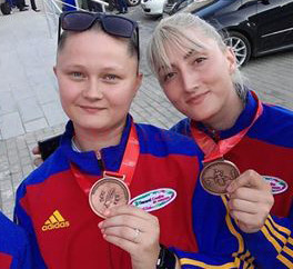 Adela Danciu (foto stânga) şi Raluca Sbîrcea au contribuit la medalia de bronz cucerită de România