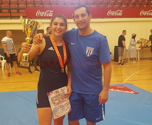 Alexandra Anghel şi antrenorul Aurel Cimpoeru prezintă un nou trofeu cucerit, Cupa României