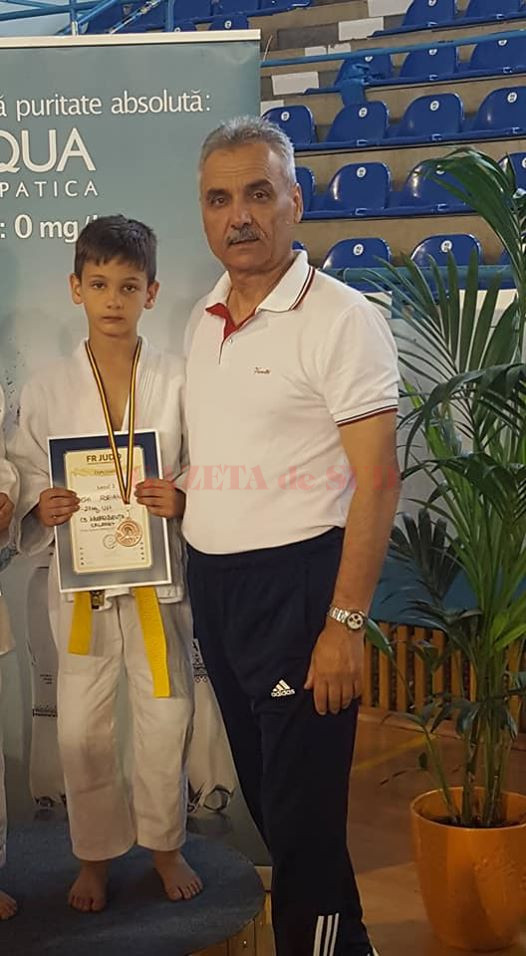 Antrenorul Alexandru Pop alături de medaliatul cu bronz, Ștefi Popa