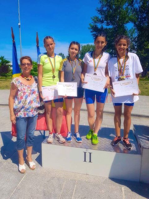 Componentele echipei de marș de la CSM Craiova, alături de antrenoarea Gabriela Ustabacieff