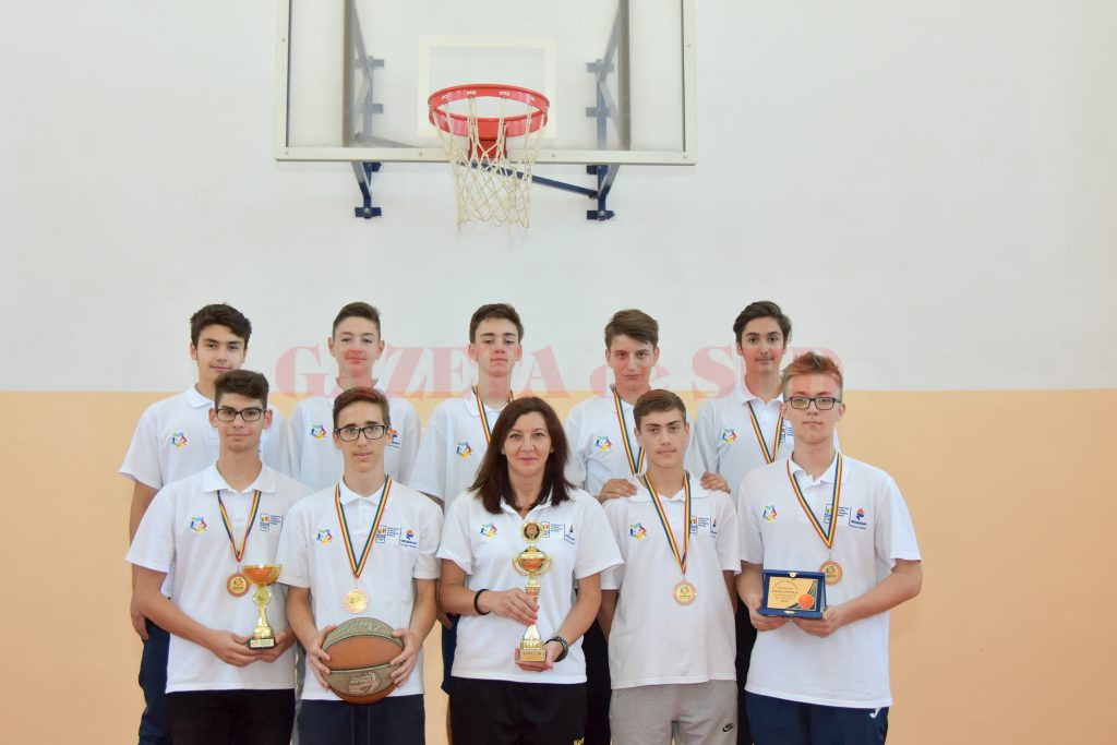 Baschetbaliştii de la Colegiul Naţional „Fraţii Buzeşti“ şi profesoara Adela Burcea au prezentat trofeele şi medaliile cucerite la turneul final de la Arad