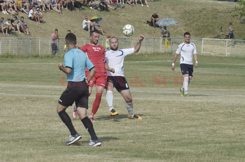 Dorel Stoica (foto, în alb) şi colegii săi au ratat din nou şansa de a trece în Liga a III-a (Foto: Alexandru Vîrtosu)