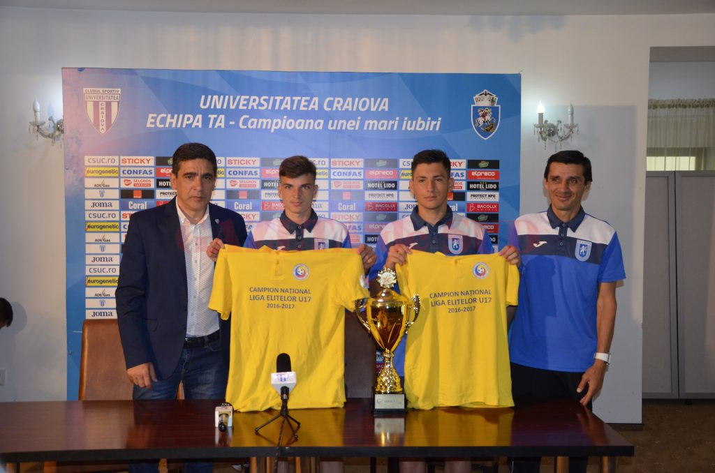 Bogdan, Mihăilă, Bobonete şi Mogoşanu au prezentat tricourile de campioni şi trofeul cucerit săptămâna trecută (Foto: Alexandru Vîrtosu)