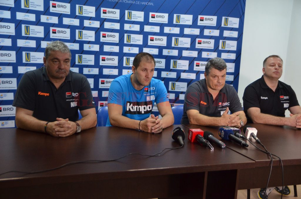 Team-managerul Sorin Toacsen, portarul Mihai Popescu şi selecţionerul Xavier Pascual au vorbit despre importanţa partidei cu Belarus, programată mâine la Craiova (Foto: Claudiu Tudor)