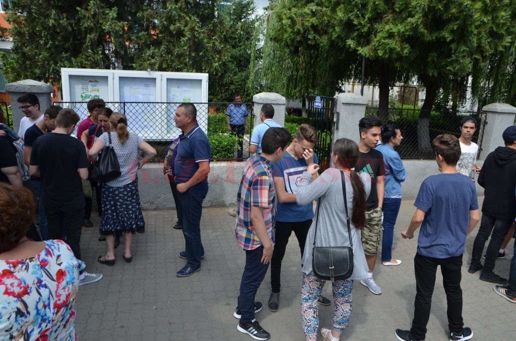 Elevi și părinți la centrul de examen de la Școala gimnazială „Sfântul Dumitru“ din Craiova