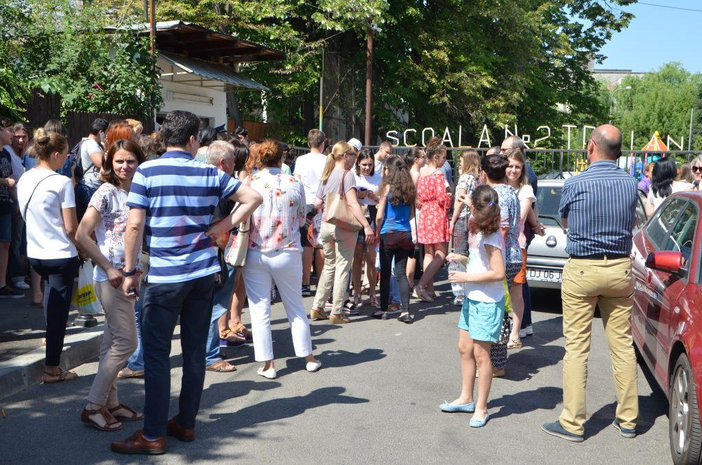 Elevi și părinți prezenți ieri la centrul de examen de la Școala gimnazială „Traian“ din Craiova (Foto: Claudiu Tudor)