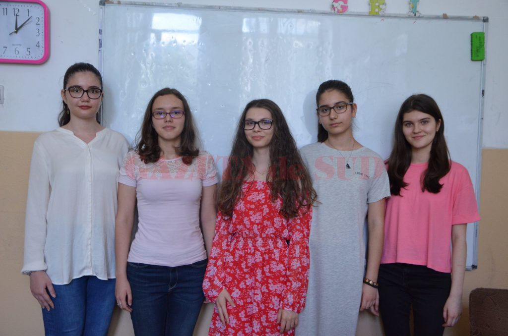 Cele cinci eleve de la Școala Gimnazială „Traian“ din Craiova care au promovat evaluarea națională cu media 10 (Foto: Claudiu Tudor)