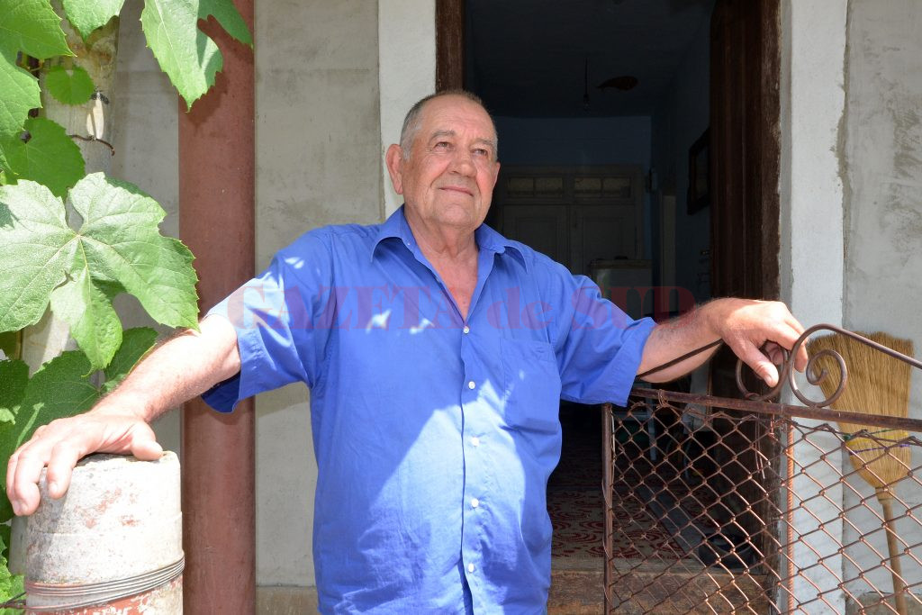 Emil Eracle Ciupagea, în pragul casei părinteşti (Bogdan Grosu)