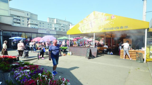 Fumul şi mirosul de la mici învăluie Piaţa Centrală (Foto: Bogdan Grosu)