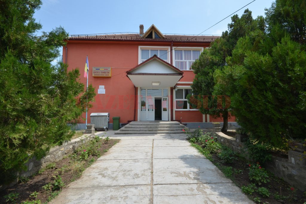 Aproape 400 de elevi învaţă în liceul din comuna Şişeşti (Foto: Bogdan Grosu)