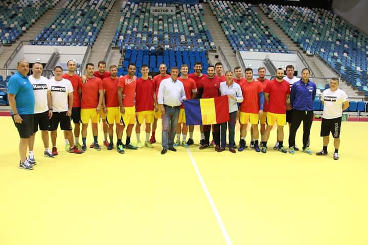 Tricolorii au fost vizitați ieri de foștii mari fotbaliști craioveni, Emil Săndoi şi Rodion Cămătaru (foto:Facebook FRH)