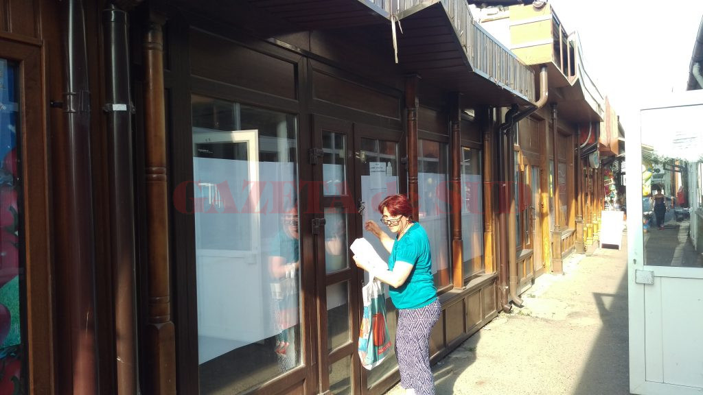 Elena Pascu s-a ales în contul salariilor neplătite de angajator cu un chioșc în piața din Valea Roșie pentru care plătește impozit, dar pe care nu-l poate vinde