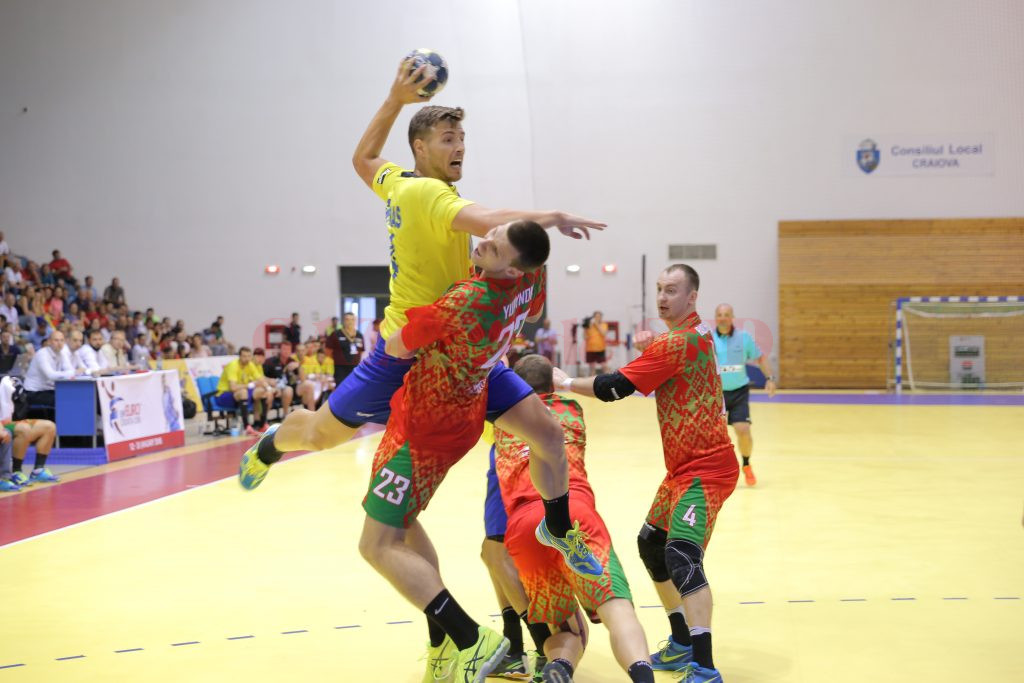 Demis Grigoraş (la minge) şi colegii săi nu au avut nici o şansă să-i învingă pe bieloruşi (foto: Claudiu Tudor)